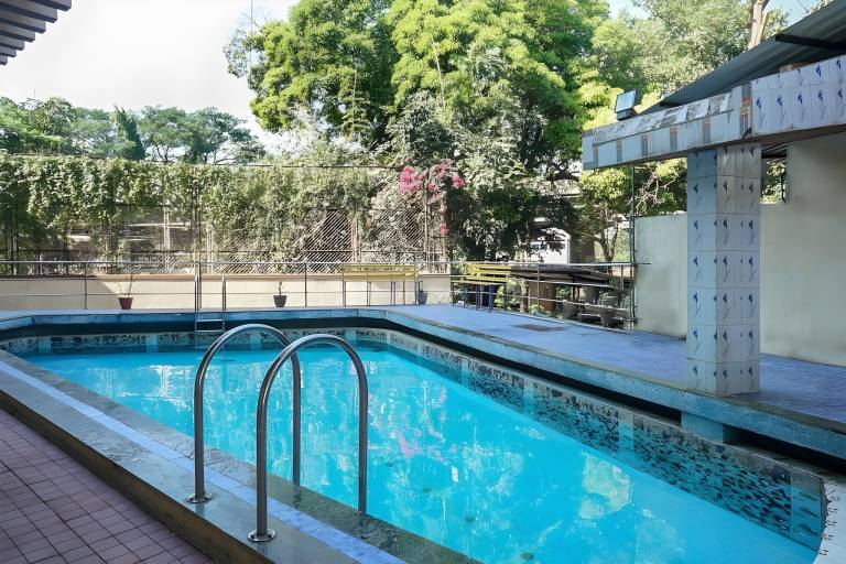 Apartment with grill & pool in Khandala