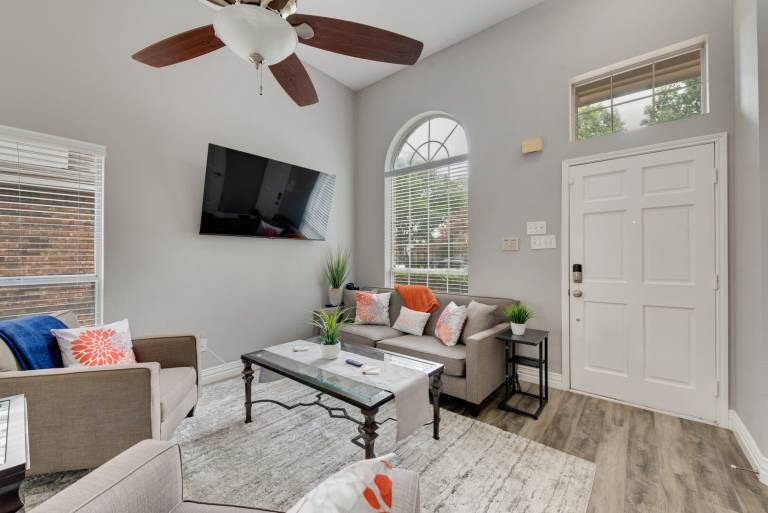 Clean, Updated, Comfortable, and Quiet Space! — photo 4