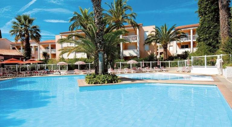 Holiday apartment with terrace & private pool in Valbonne