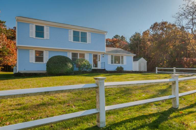Family-oriented charming house with pool, patio & grill | Pets allowed — photo 4