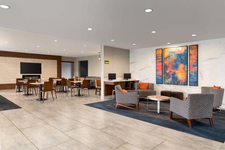 La Quinta Inn & Suites by Wyndham Montgomery — photo 2