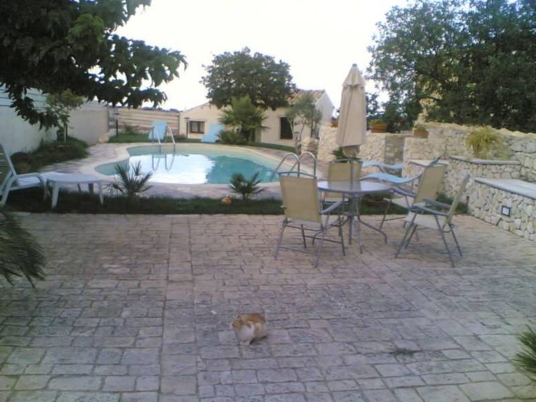 Vacation home with garden, private pool & barbecue — photo 5