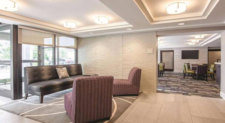 La Quinta Inn & Suites by Wyndham Portland DT/Maine Med — photo 3