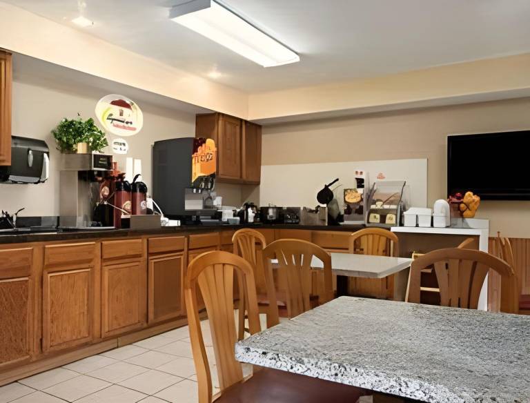 Baymont by Wyndham Cedar Rapids — photo 5