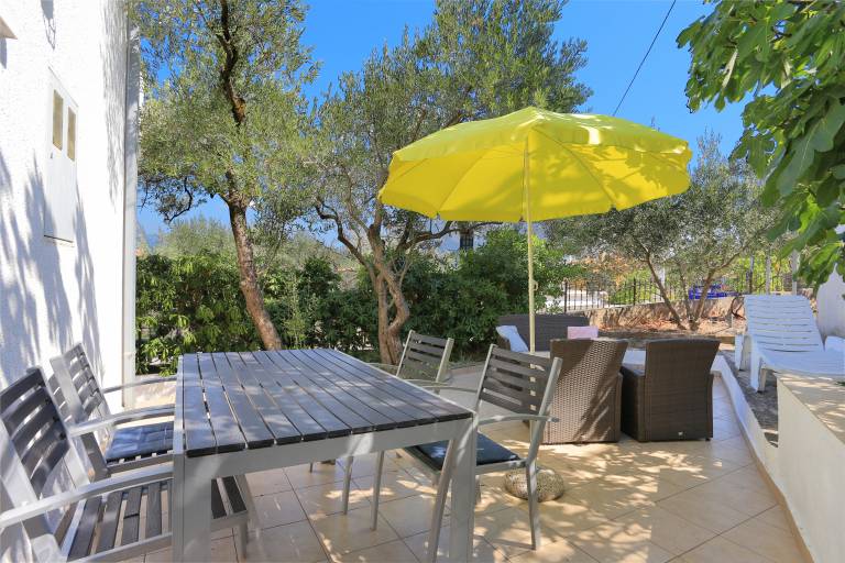 Holiday apartment with patio & grill in Okrug