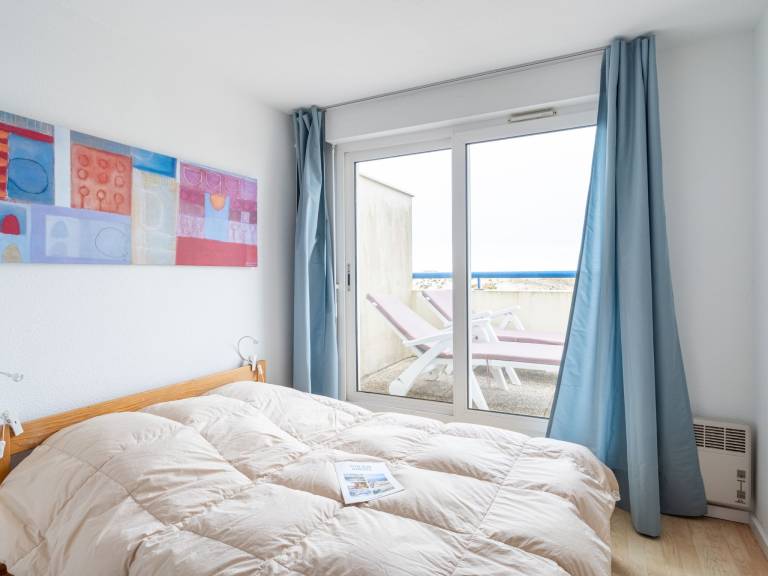 Holiday apartment with patio & pool | Sea view — photo 3