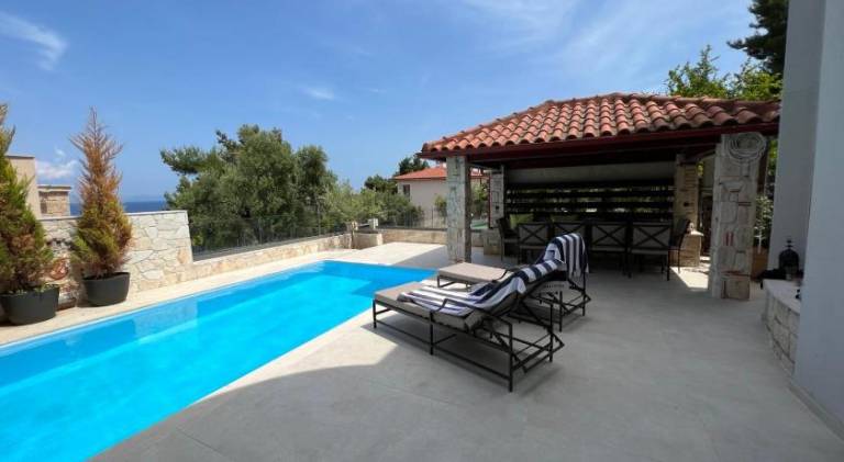 Villa with private pool, barbeque & yard — photo 3