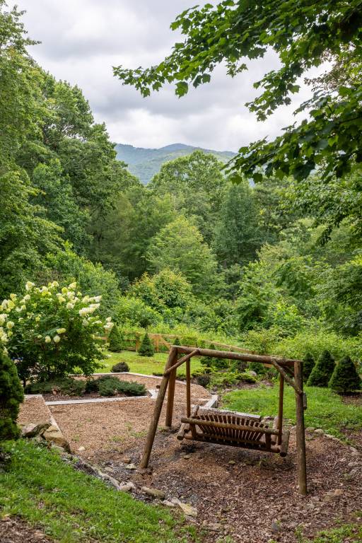 AppalJack Retreat - Pet Friendly home between Boone & Blowing Rock, Hot tub! — photo 3