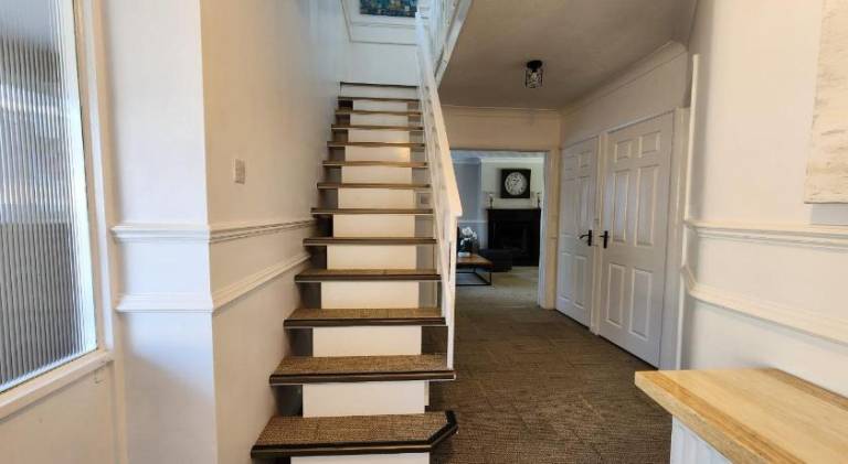 Kennedy Villa - 5 Bedroom House with Hot Tub, WiFi, Free parkings, Close to Bicester Village — photo 5