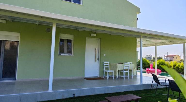 Villa with pool — photo 4