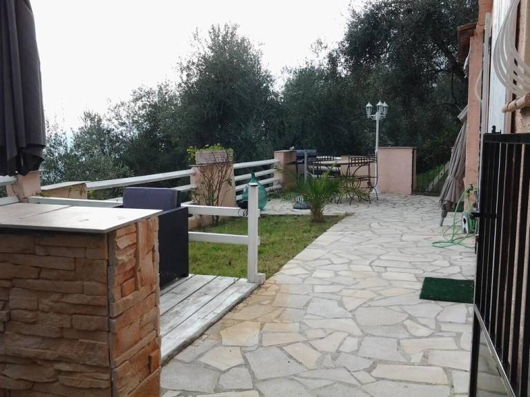 Apartment with yard & grill | Mountain view — photo 2