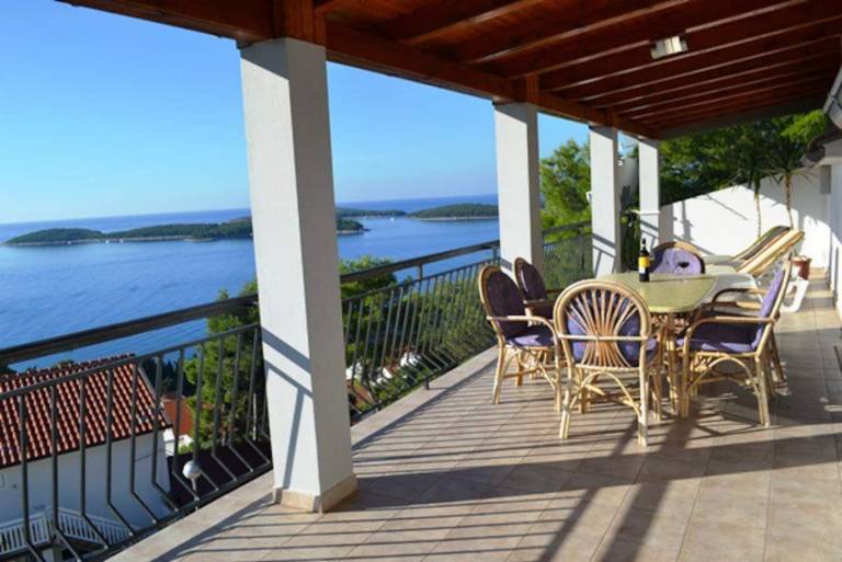 Apartment with grill, yard & patio | Sea view — photo 4