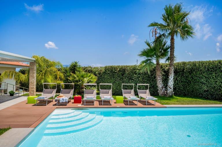 Villa with yard, grill & private pool — photo 2