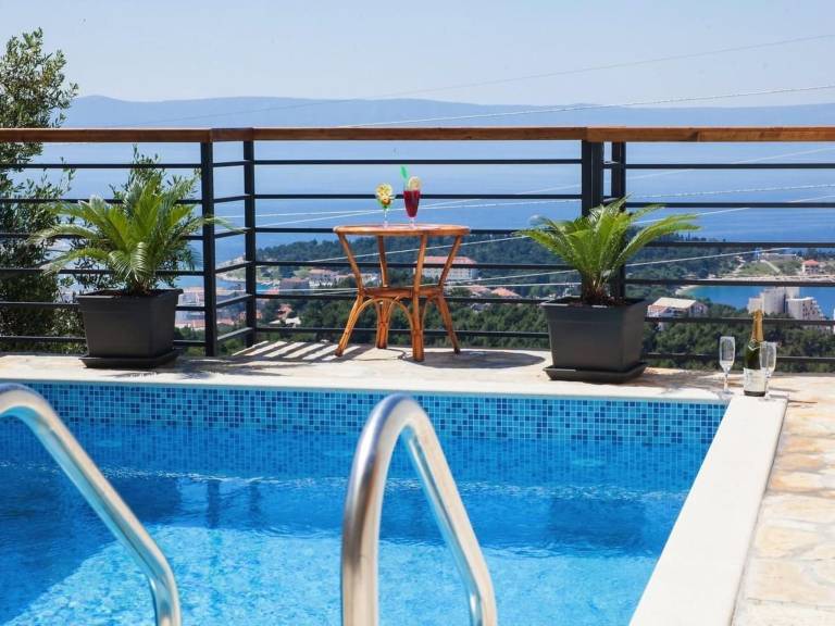 Fully equipped vacation home with private pool, yard & barbeque | Mountain view | Pets are welcome — photo 2