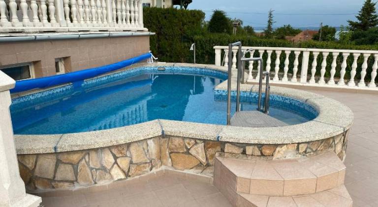 Villa with barbecue, terrace & hot tub — photo 4