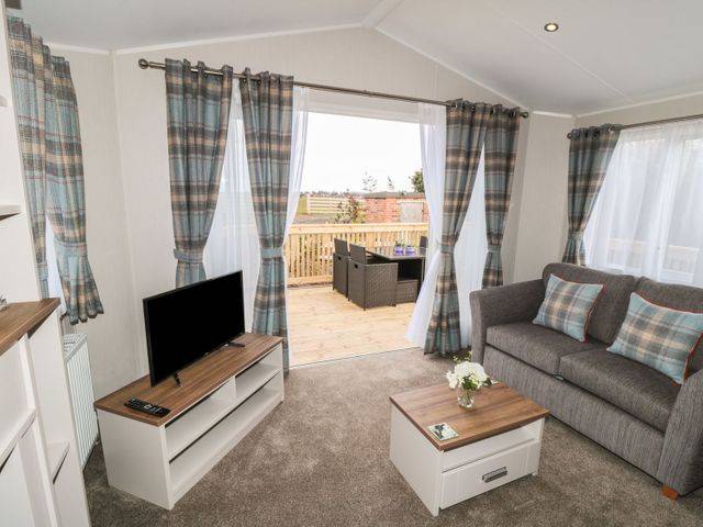 Cottage with hot tub & yard | Beach view — photo 4