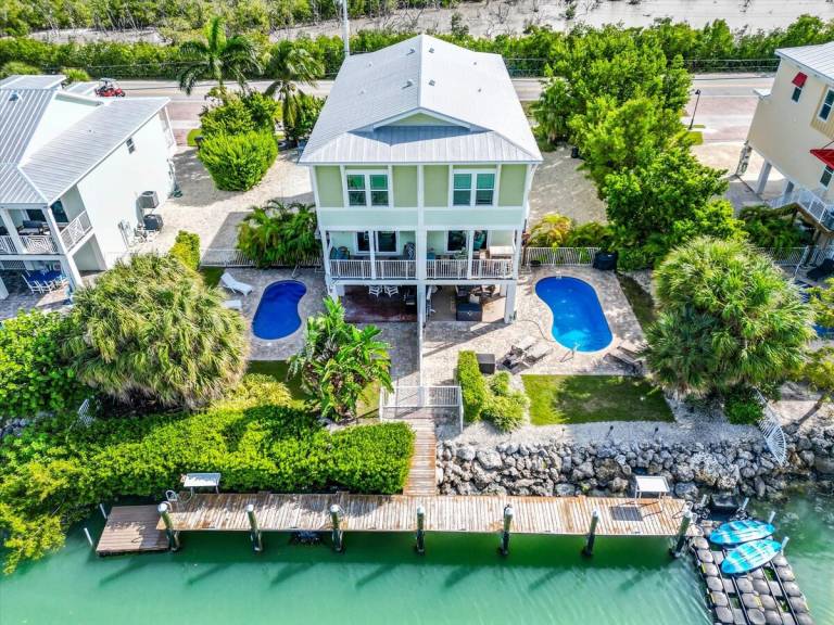 Child-friendly vacation home with grill & private pool | Water view | Pet-friendly — photo 2