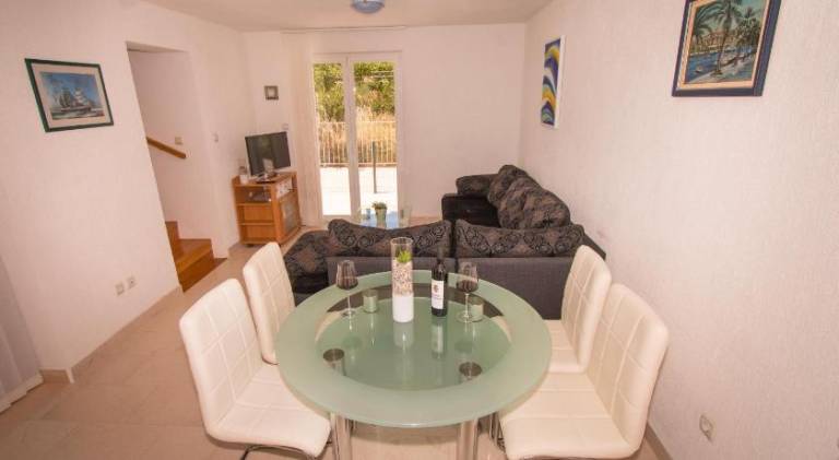 Villa with 2 rooms for 4 persons — photo 4