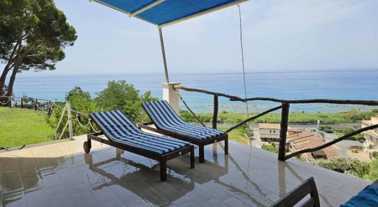 Vacation home with pool, terrace & jacuzzi — photo 3