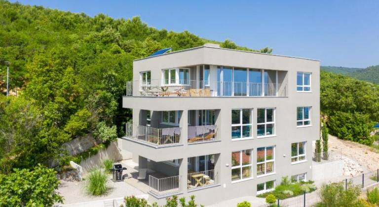 Rental apartment with yard, patio & grill in Labin