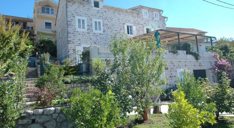 Apartment with garden, barbeque & terrace in Tivat