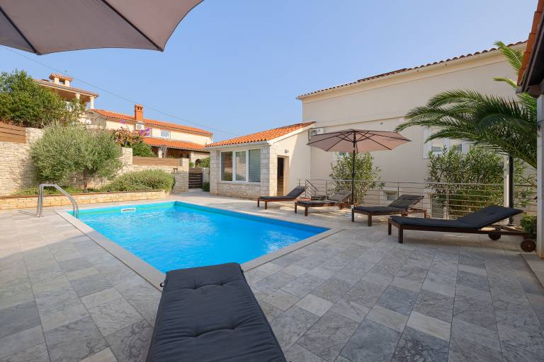 Villa with terrace, heated pool & grill | Sea view — photo 3