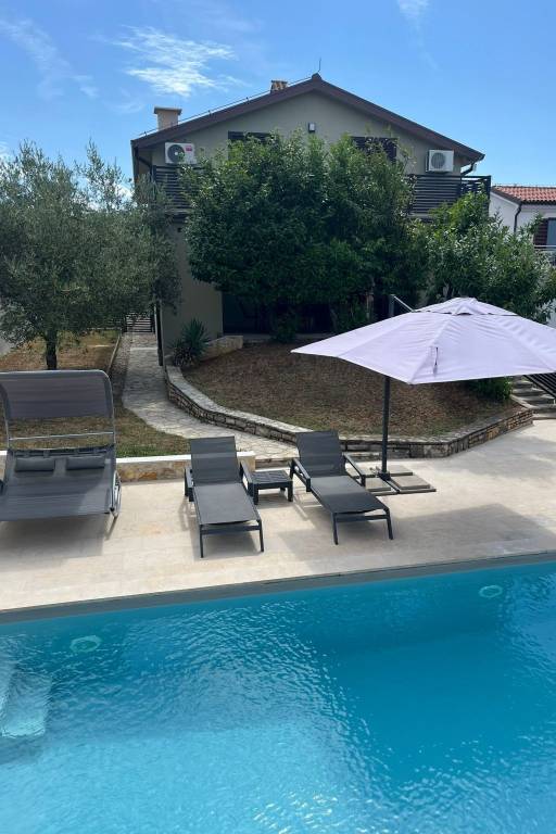 House with BBQ, terrace & private pool — photo 3