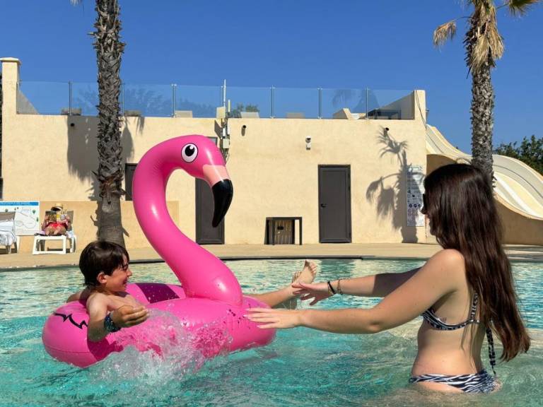 Mobile home with pool — photo 3