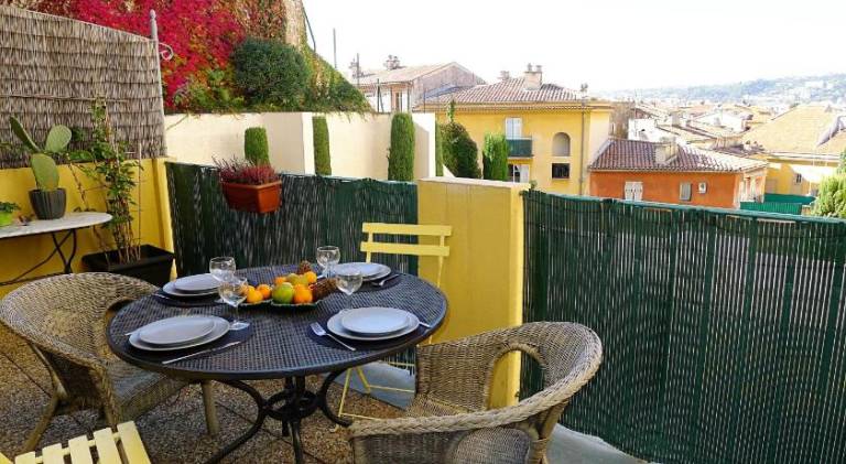 Beautiful rental apartment with terrace & yard | Near Castle Hill | Pet-friendly — photo 2
