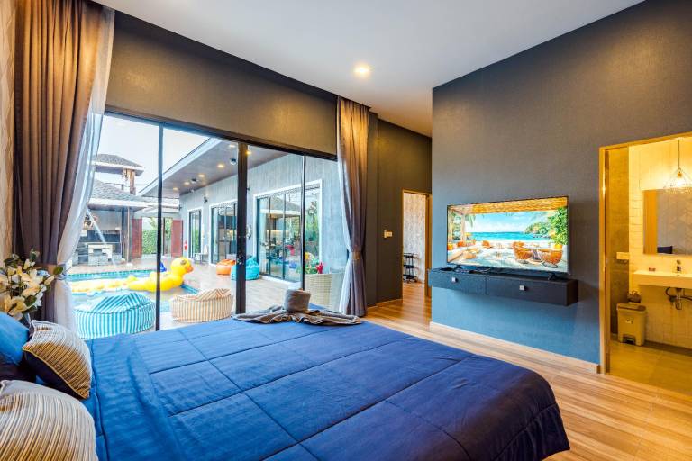 Spacious villa with grill, yard & pool | Perfect for remote work | Dogs allowed — photo 2