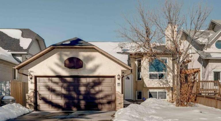 Rare Find fully renovated 6 bedroom 3 bath and both levels — photo 4