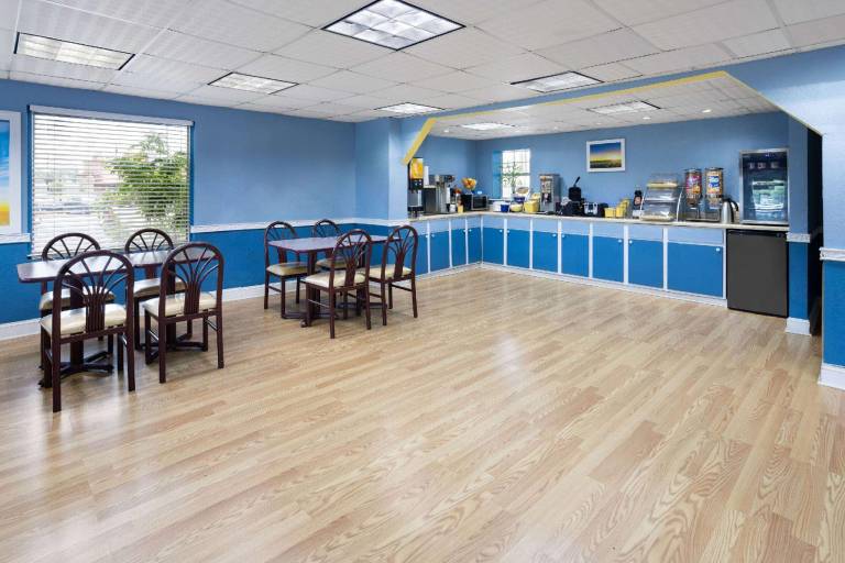 Days Inn by Wyndham Waycross — photo 4
