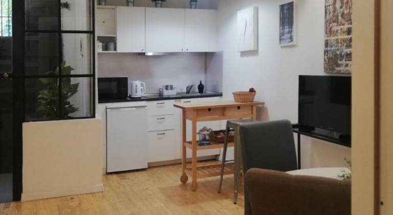 Charming house with patio | Near Pantheon | Pets are welcome — photo 3