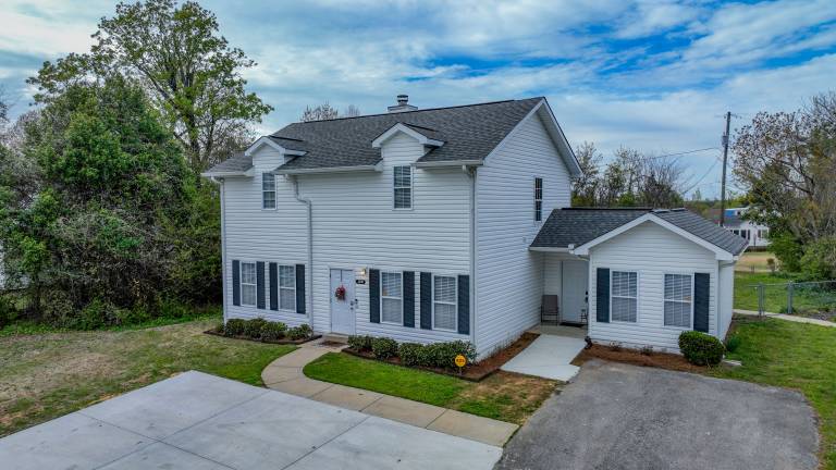House with yard & BBQ | City view — photo 2