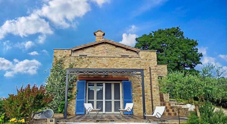 Villa with terrace, hot tub & yard in Urbino