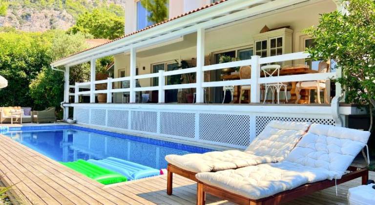 Villa with garden, hot tub & private pool | Perfect for remote work — photo 2