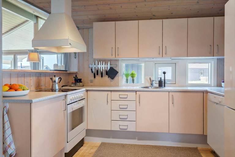 Family-oriented lovely vacation home with yard, jacuzzi & BBQ | Dogs allowed — photo 2