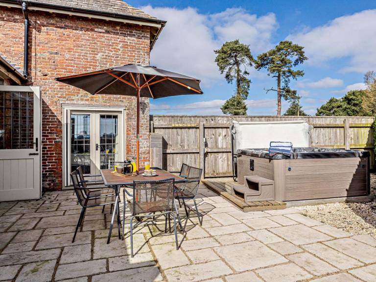 Fully equipped beautiful cottage with yard & jacuzzi | Pet-friendly — photo 3