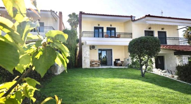 Charming vacation home with yard & patio | Pets are welcome in Sithonia