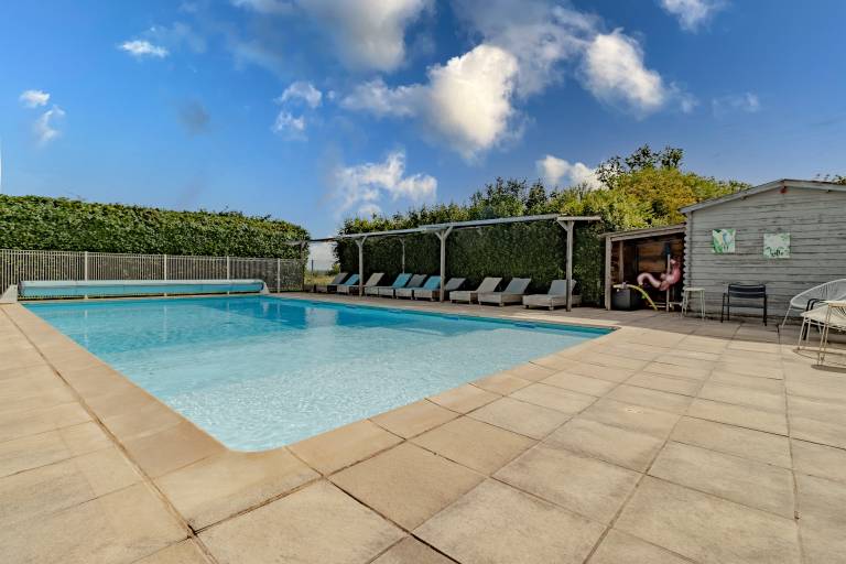 Child-friendly vacation home with pool, fast internet & grill | Garden view | Perfect for remote work | Dogs allowed in Gaillard