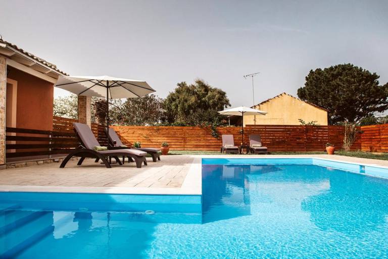 Villa with BBQ, private pool & fast internet | Garden view — photo 2