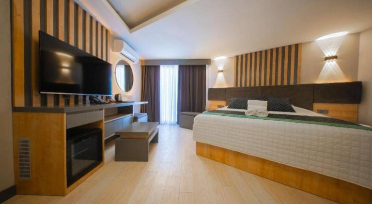 Serviced apartment with yard & terrace — photo 3