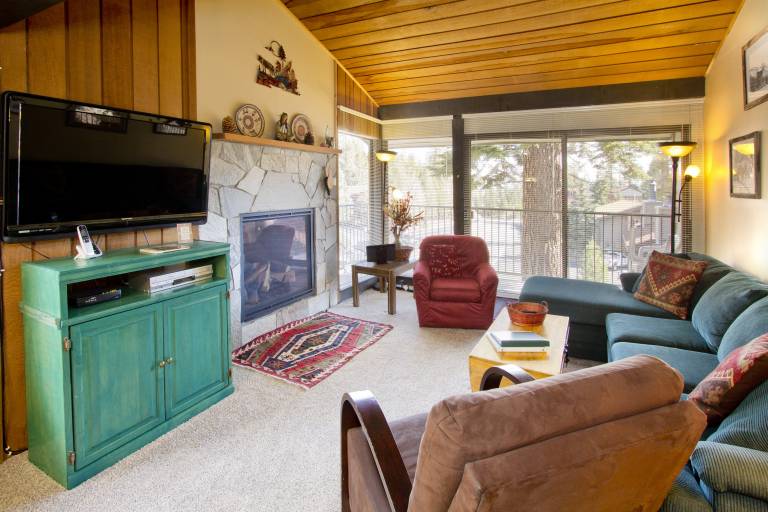 Condo with jacuzzi, sauna & BBQ | Close to the ski | Pet-friendly in Mammoth Lakes, CA