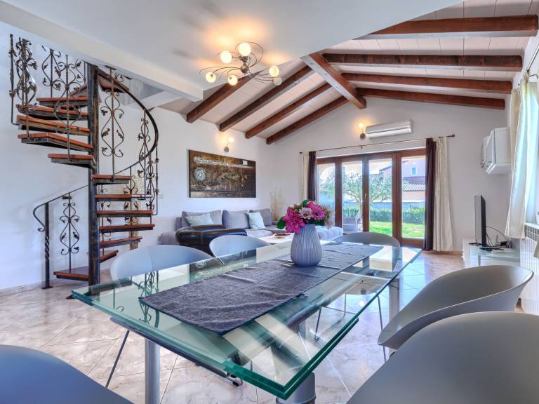 Family-oriented lovely vacation home with patio, private pool & barbeque | Dogs allowed — photo 2