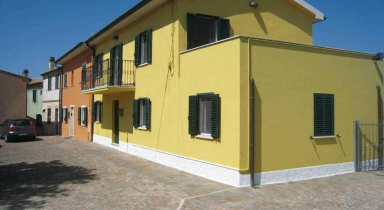 House with 4 rooms for 8 persons in Camerano