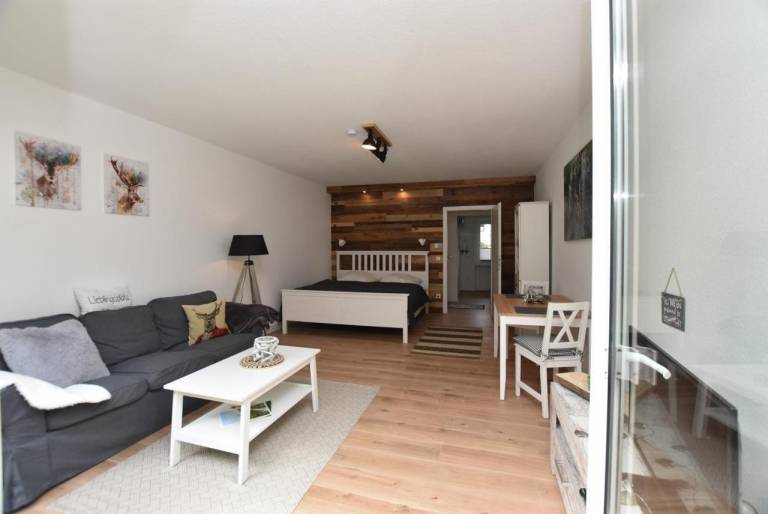 Rental apartment with yard & patio — photo 3