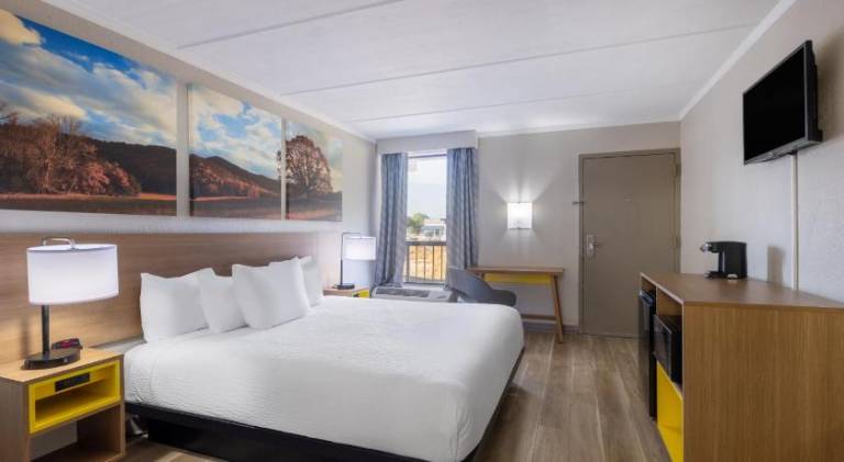 Days Inn & Suites by Wyndham Fayetteville NW Ft Bragg — photo 2