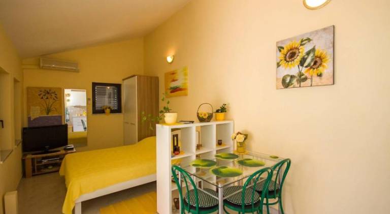 Holiday apartment with garden, barbeque & patio — photo 2