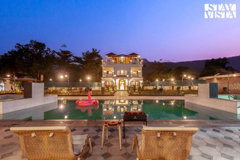 Big villa with pool, jacuzzi & garden | Pets are welcome in Khalapur