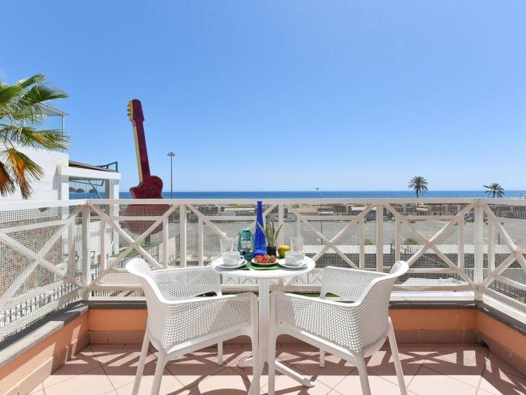 House with pool, BBQ & patio | Sea view | Perfect for remote work — photo 4